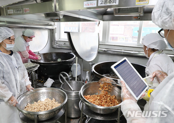 [안동=뉴시스] 학교 급식실에서 일하는 조리사들. (사진=뉴시스 DB) 2020.07.22