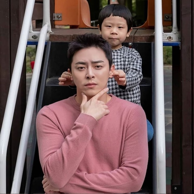 [서울=뉴시스] tvN 목요극 '슬기로운 의사생활'에 출연한 배우 조정석, 김준. (사진 = 조정석 SNS) 2020.06.05. photo@newsis.com