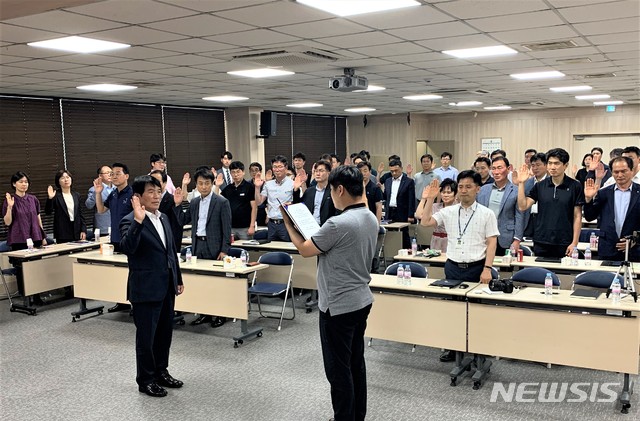 [울산=뉴시스] 조현철 기자 = 5일 울산축산농협에서 농협중앙회 컨설팅에 대한 강평과 비전 선포식이 열리고 있다. 2020.06.05. (사진=울산농협 제공) photo@newsis.com 