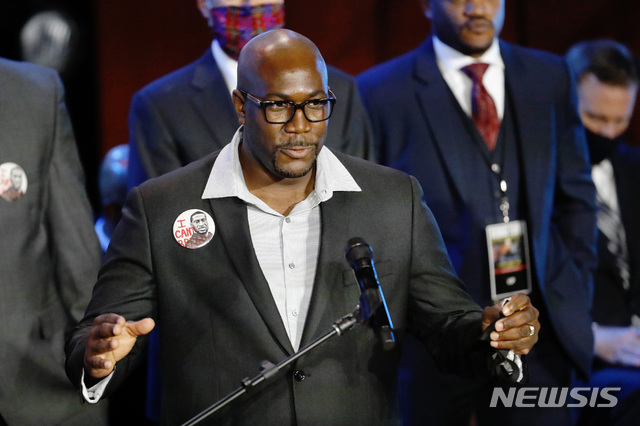 [미네아폴리스=AP/뉴시스] 경찰의 폭력적 진압에 의해 사망한 미국 흑인 남성 조지 플로이드의 동생 필로니즈 플로이드가 6일(현지시간) 미네소타주 미네아폴리스의 노스센트럴대학 강당에서 열린 형 주도식에 참석해 고인에 대해 밝히고 있다. 2020.06.07 