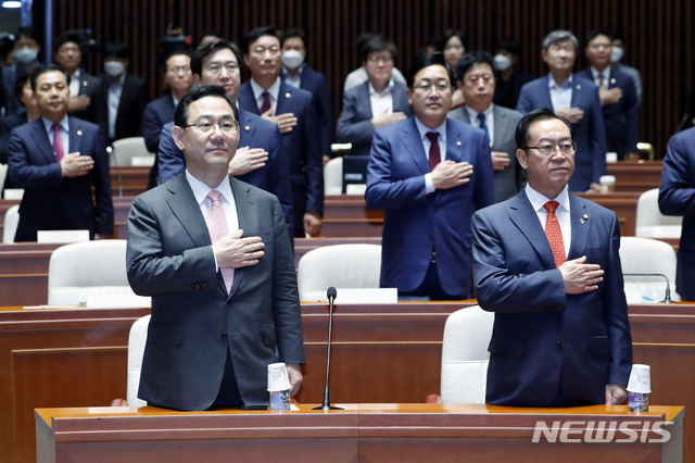 [서울=뉴시스] 최동준 기자 = 주호영 미래통합당 원내대표, 이종배 정책위의장을 비롯한 의원들이 5일 서울 여의도 국회에서 열린 3차 의원총회에서 국민의례를 하고 있다. 2020.06.05.&nbsp; photocdj@newsis.com