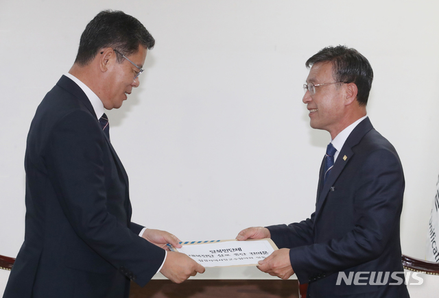 [서울=뉴시스]김명원 기자 = 김연철 통일부 장관이 5일 오전 서울 종로구 정부서울청사 통일부 장관실에서 접경지역 시장군수 협의회장인 정하영 김포시장으로부터 대북 전단 살포 중단 건의문을 전달받고 있다.&nbsp; 2020.06.05. kmx1105@newsis.