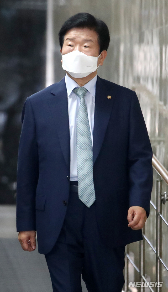 [서울=뉴시스]김선웅 기자 = 박병석 더불어민주당 의원이 5일 오전 서울 여의도 국회의사당에서 열린 더불어민주당 의원총회에 참석하기 위해 회의장으로 향하고 있다. 2020.06.05. mangusta@newsis.com