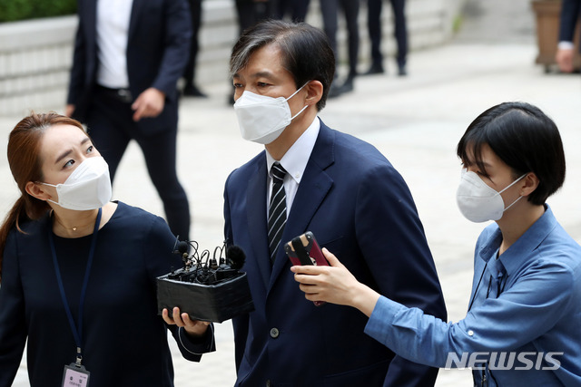 [서울=뉴시스] 고범준 기자 = 감찰무마 의혹 등으로 재판을 받고 있는 조국 전 법무부 장관이 5일 오전 서울 서초구 서울중앙지방법원에서 열리는 공판에 출석하기 위해 법정으로 들어가고 있다. 2020.06.05. bjko@newsis.com