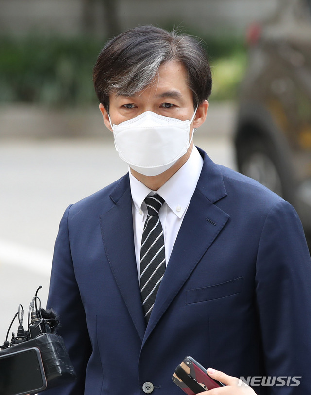 [서울=뉴시스] 고범준 기자 = 감찰무마 의혹 등으로 재판을 받고 있는 조국 전 법무부 장관이 지난 5일 오전 서울 서초구 서울중앙지방법원에서 열리는 공판에 출석하기 위해 법정으로 들어가고 있다. 2020.06.05. bjko@newsis.com