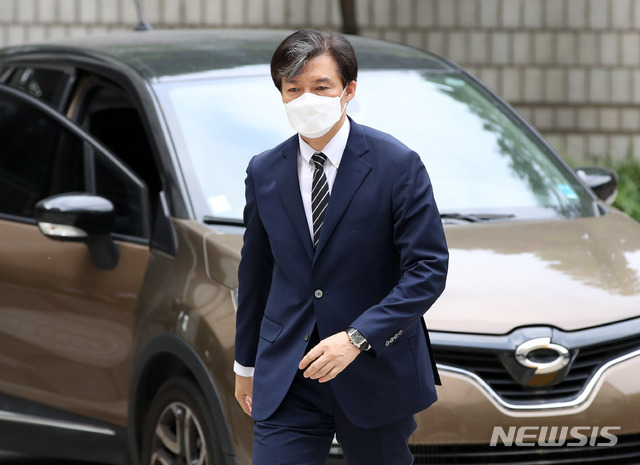 [서울=뉴시스] 고범준 기자 = 감찰무마 의혹 등으로 재판을 받고 있는 조국 전 법무부 장관이 지난 5일 오전 서울 서초구 서울중앙지방법원에서 열리는 공판에 출석하기 위해 법정으로 들어가고 있다. 2020.06.05. bjko@newsis.com