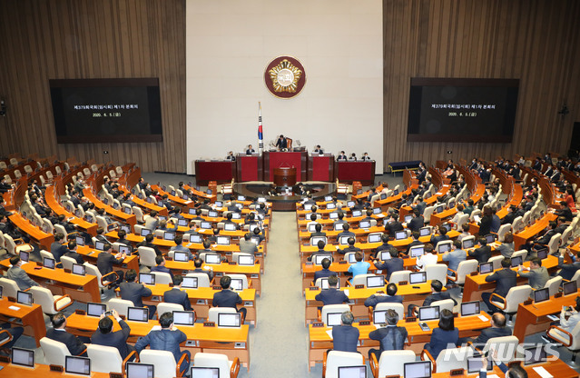 [서울=뉴시스] 김진아 기자 = 김진표 국회의장 직무대행이 5일 서울 여의도 국회에서 열린 21대 첫 본회의에서 개회를 선언하고 있다. 2020.06.05. bluesoda@newsis.com