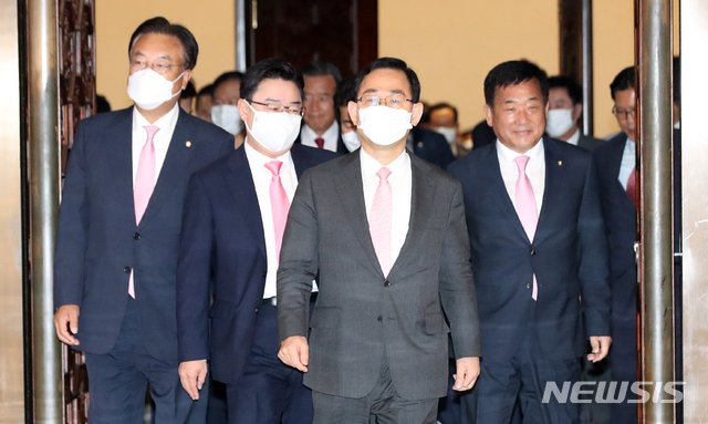 [서울=뉴시스]김선웅 기자 = 주호영 원내대표 등 미래통합당 의원들이 5일 오전 서울 여의도 국회의사당 본회의장에서 퇴장하고 있다. 2020.06.05. mangusta@newsis.com