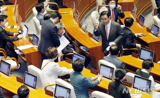 [서울=뉴시스] 최동준 기자 = 주호영 미래통합당 원내대표가 5일 서울 여의도 국회에서 열린 21대 국회 첫 본회의에서 의사진행 발언 후 소속 의원들에게 본회의장 퇴장 손짓을 하고 있다. 2020.06.05.&nbsp; photocdj@newsis.com