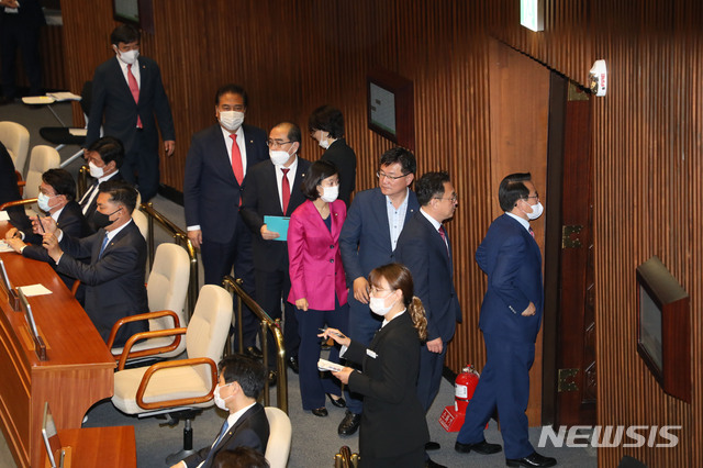 [서울=뉴시스] 김진아 기자 = 미래통합당 의원들이 5일 서울 여의도 국회에서 열린 21대 첫 본회의에서 항의 후 본회의 장을 빠져나가고 있다. 2020.06.05.&nbsp; bluesoda@newsis.com