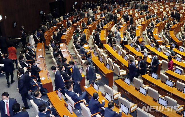 [서울=뉴시스] 최동준 기자 = 미래통합당 의원들이 5일 서울 여의도 국회에서 열린 21대 국회 첫 본회의에서 주호영 원내대표가 의사진행 발언에서 개의 반대 의사를 밝힌 후 퇴장하고 있다. 2020.06.05.&nbsp; photocdj@newsis.com