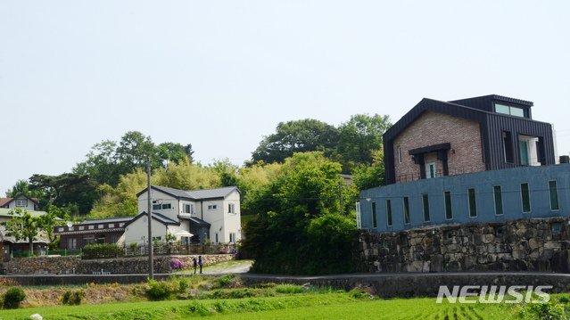 [양산=뉴시스] 안지율 기자 = 5일 문재인 대통령 내외가 퇴임 후 옮겨갈 사저로 알려진 경남 양산시 통도사 인근 하북면 지산리 313번지와 363-2~6번지 부지 내 단독주택과 인근 주택. 2020.06.05.&nbsp; alk9935@newsis.com