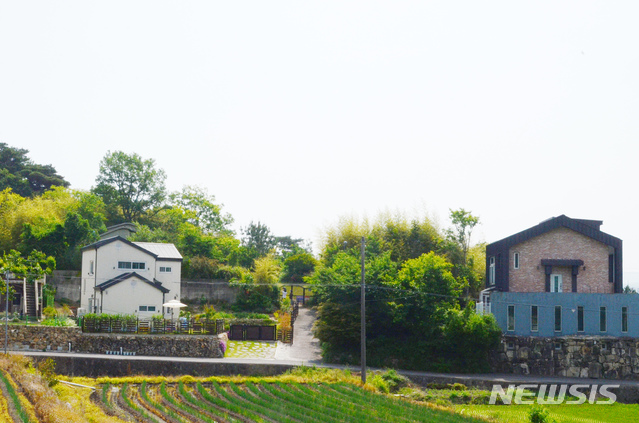 [양산=뉴시스] 안지율 기자 = 5일 문재인 대통령 내외가 퇴임 후 옮겨갈 사저로 알려진 경남 양산시 통도사 인근 하북면 지산리 313번지와 363-2~6번지 부지 내 단독주택과 인근 부지의 주택. 2020.06.05.&nbsp; alk9935@newsis.com