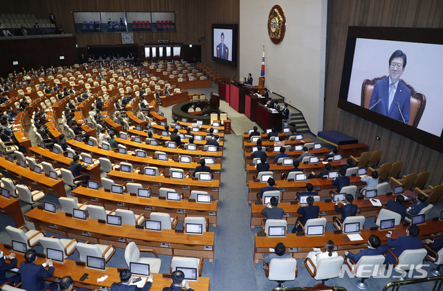 [서울=뉴시스] 최동준 기자 = 5일 서울 여의도 국회에서 열린 21대 국회 첫 본회의에서 국회의장으로 선출된 박병석 의장이 인사말을 하고 있다. 2020.06.05.&nbsp; photocdj@newsis.com