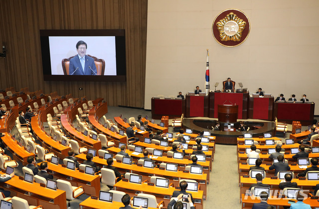 [서울=뉴시스] 김진아 기자 = 21대 국회 전반기 국회의장에 선출된 박병석 더불어민주당 의원이 5일 서울 여의도 국회에서 열린 21대 첫 본회의에서 당선인사를 하고 있다. 2020.06.05.&nbsp; bluesoda@newsis.com