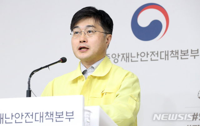 [세종=뉴시스]강종민 기자 = 윤태호 중앙사고수습본부 방역총괄반장(보건복지부 공공보건정책관)이 5일 오전 정부세종청사에서 신종 코로나바이러스 감염증(코로나19) 관련 수도권 주거 확진자 관련 현황과 조치사항, 코로나 19 극복을 위한 심리지원 추진 등을 브리핑 하고 있다. 2020.06.05. ppkjm@newsis.com