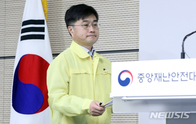 [세종=뉴시스]강종민 기자 = 윤태호 중앙사고수습본부 방역총괄반장(보건복지부 공공보건정책관)이 5일 오전 정부세종청사에서 신종 코로나바이러스 감염증(코로나19) 관련 수도권 주거 확진자 관련 현황과 조치사항, 코로나 19 극복을 위한 심리지원 추진 등을 브리핑 하기 위해 단상에 오르고 있다. 2020.06.05. ppkjm@newsis.com