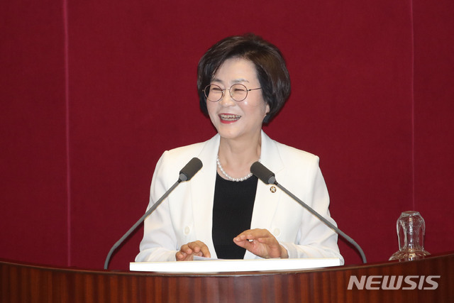 [서울=뉴시스] 김진아 기자 = 21대 국회 전반기 국회부의장에 선출된 김상희 더불어민주당 의원이 5일 서울 여의도 국회에서 열린 21대 첫 본회의에서 동료들의 축하에 미소짓고 있다. 2020.06.05. bluesoda@newsis.com