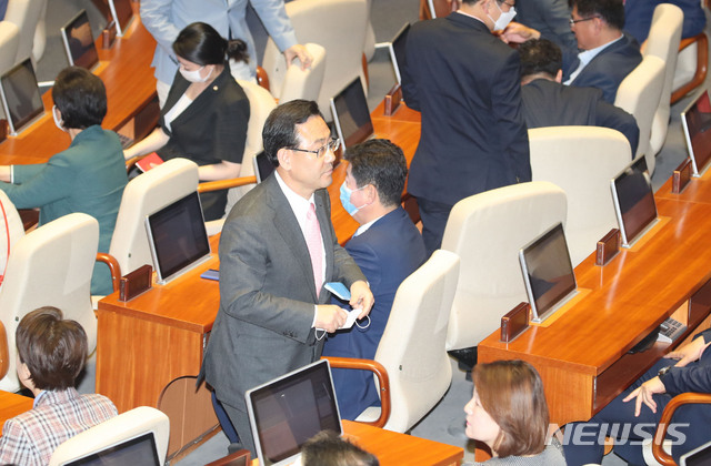 [서울=뉴시스] 김진아 기자 = 주호영 미래통합당 원내대표가 5일 서울 여의도 국회에서 열린 21대 첫 본회의에서 발언 후 본회의장을 나가고 있다. 2020.06.05.&nbsp; bluesoda@newsis.com