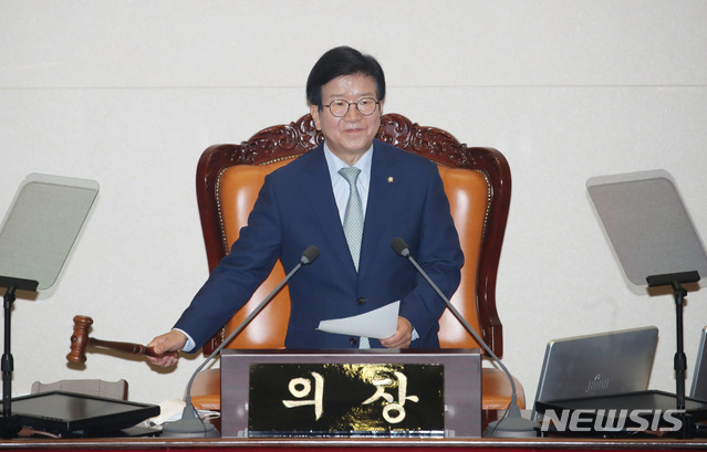 [서울=뉴시스] 김진아 기자 = 21대 국회 전반기 국회의장에 선출된 박병석 더불어민주당 의원이 5일 서울 여의도 국회에서 열린 21대 첫 본회의에서 부의장에 김상희 의원을 선출하며 의사봉을 두드리고 있다. 2020.06.05.&nbsp; bluesoda@newsis.com