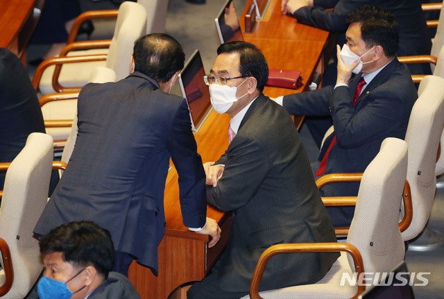[서울=뉴시스] 김진아 기자 = 주호영 미래통합당 원내대표가 5일 서울 여의도 국회에서 열린 21대 첫 본회의에서 대화를 하고 있다. 2020.06.05.&nbsp; bluesoda@newsis.com