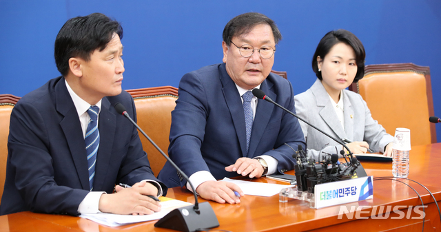 [서울=뉴시스]김선웅 기자 = 김태년 더불어민주당 원내대표가 5일 오전 서울 여의도 국회에서 본회의를 마친 후 기자간담회를 하고 있다. 2020.06.05. mangusta@newsis.com