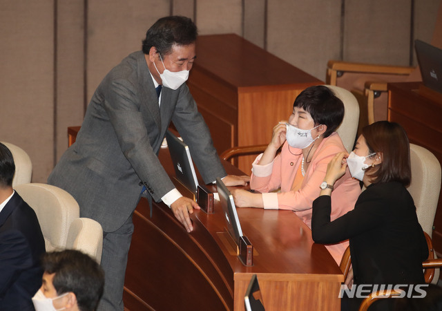 [서울=뉴시스] 김진아 기자 = 더불어민주당 이낙연, 고민정, 전혜숙 의원이 5일 서울 여의도 국회에서 열린 21대 첫 본회의에서 대화를 하고 있다. 2020.06.05.&nbsp; bluesoda@newsis.com