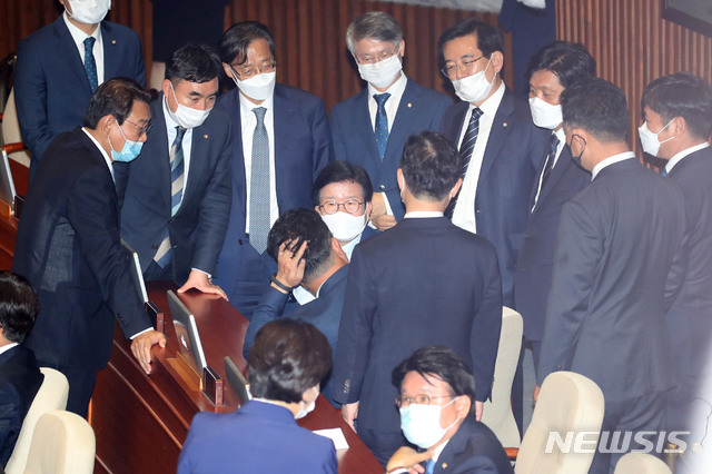 [서울=뉴시스] 김진아 기자 = 21대 국회 전반기 국회의장에 출마한 박병석 더불어민주당 의원이 5일 서울 여의도 국회에서 열린 21대 첫 본회의에서 투표 전 동료의원들과 대화를 하고 있다. 2020.06.05.&nbsp; bluesoda@newsis.com