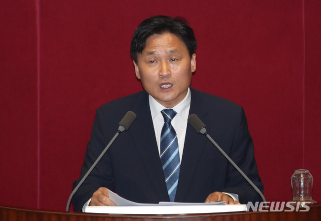 [서울=뉴시스] 김진아 기자 = 김영진 더불어민주당 원내수석부대표가 5일 서울 여의도 국회에서 열린 21대 첫 본회의에서 발언하고 있다. 2020.06.05. bluesoda@newsis.com