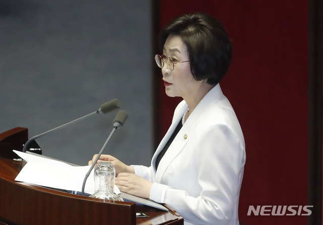 [서울=뉴시스] 최동준 기자 = 김상희 국회 부의장이 5일 서울 여의도 국회에서 열린 21대 국회 첫 본회의에서 부의장에 선출된 후 당선 인사를 하고 있다. 2020.06.05.&nbsp; photocdj@newsis.com