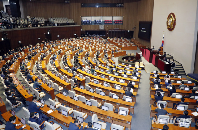 [서울=뉴시스] 최동준 기자 = 김상희 국회 부의장이 5일 서울 여의도 국회에서 열린 21대 국회 첫 본회의에서 부의장에 선출된 후 당선 인사를 하고 있다. 2020.06.05.&nbsp; photocdj@newsis.com