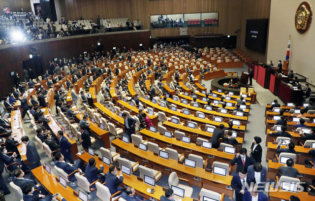 [서울=뉴시스] 최동준 기자 = 미래통합당 의원들이 5일 서울 여의도 국회에서 열린 21대 국회 첫 본회의에서 개의 반대 의사를 밝힌 후 퇴장하고 있다. 2020.06.05. photocdj@newsis.com