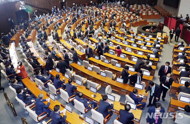 [서울=뉴시스] 최동준 기자 = 미래통합당 의원들이 5일 서울 여의도 국회에서 열린 21대 국회 첫 본회의에서 개의 반대 의사를 밝힌 후 퇴장하고 있다. 2020.06.05.&nbsp; photocdj@newsis.com