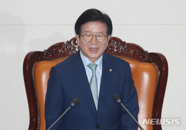 [서울=뉴시스] 김진아 기자 = 21대 국회 전반기 국회의장에 선출된 박병석 더불어민주당 의원이 5일 서울 여의도 국회에서 열린 21대 첫 본회의에서 당선인사를 하고 있다. 2020.06.05.&nbsp; bluesoda@newsis.com