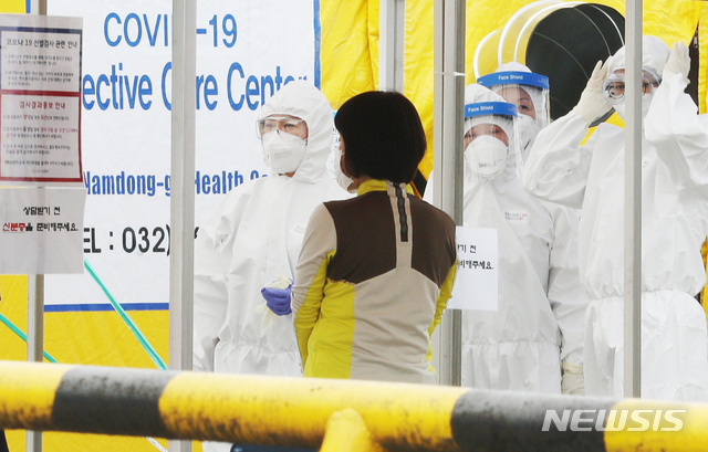 [인천=뉴시스] 이종철 기자 = 인천 남동구에서 신종 코로나바이러스 감염증(코로나19) 확진자가 늘고 있는 가운데 5일 오후 인천시 남동구보건소 선별진료소에서 의료진들이 심각한 표정을 하고 있다. 2020.06.05.&nbsp; jc4321@newsis.com