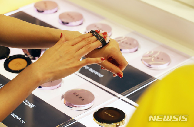 [서울=뉴시스]홍효식 기자 = 코로나19에 따른 비대면 소비 수요를 위한 체험형 뷰티 매장 '아모레스토어'가 개장한 5일 서울 동대문구 롯데백화점 청량리점 '아모레스토어'를 찾은 시민들이 제품을 테스트하고 있다. 아모레스토어는 개방형 구조의 뷰티바인 '언택트존'을 구성해 고객들이 비대면으로 자유롭게 제품을 테스트 할 수 있으며, QR코드를 통해 직원 문의 없이도 상세한 설명을 볼 수 있다. 2020.06.05. yesphoto@newsis.com