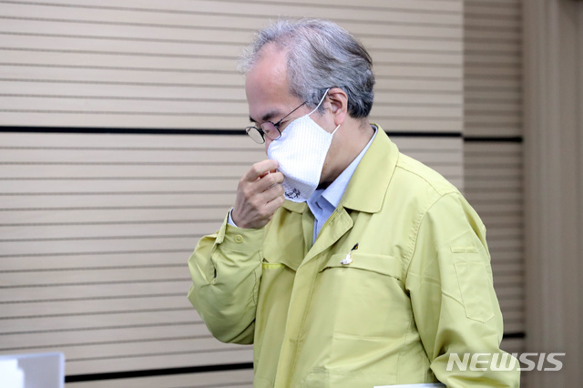 [청주=뉴시스]강종민 기자 = 권준욱 중앙방역대책본부 부본부장이 5일 오후 충북 청주 질병관리본부에서 신종 코로나바이러스 감염증(코로나19) 국내 발생 현황 브리핑을 위해 연단으로 향하며 마스크를 벗고 있다. 2020.06.05. ppkjm@newsis.com
