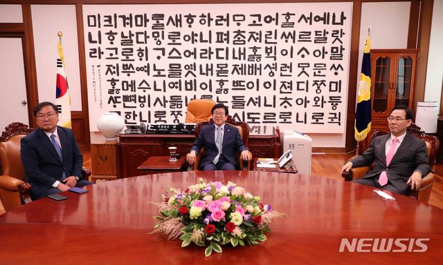 [서울=뉴시스]김선웅 기자 = 박병석 신임 국회의장이 5일 오후 서울 여의도 국회 의장실에서 김태년 더불어민주당 원내대표, 주호영 미래통합당 원내대표와 회동하고 있다. 2020.06.05.&nbsp; photo@newsis.com