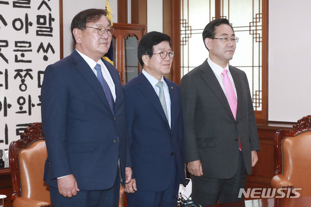 [서울=뉴시스]김선웅 기자 = 박병석 신임 국회의장이 5일 오후 서울 여의도 국회 의장실에서 김태년 더불어민주당 원내대표, 주호영 미래통합당 원내대표와 회동하고 있다. 2020.06.05. photo@newsis.com