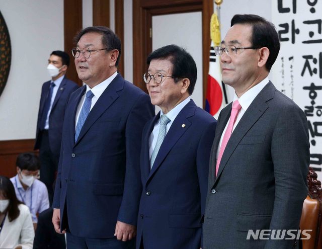 [서울=뉴시스]김선웅 기자 = 박병석 신임 국회의장이 5일 오후 서울 여의도 국회 의장실에서 김태년 더불어민주당 원내대표, 주호영 미래통합당 원내대표와 회동하고 있다. 2020.06.05.&nbsp; photo@newsis.com