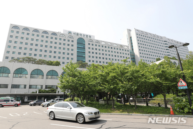 [서울=뉴시스] 이윤청 기자 = 5일 서울 송파구 서울아산병원 전경이 보이고 있다. 서울아산병원은 5일 신종 코로나바이러스 감염증(코로나) 확진자가 다녀간 것으로 확인돼 신관, 동관 내 일부 시설을 폐쇄하고 소독 조치했다고 밝혔다. 2020.06.05. radiohead@newsis.com