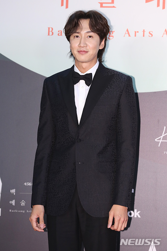 [서울=뉴시스] 고승민 기자 = 배우 이광수가 5일 경기 일산 킨텍스에서 열린 '제56회 백상예술대상(2020)' 레드카펫 포토월 행사에서 포즈를 취하고 있다. (사진=백상예술대상 사무국 제공) 2020.06.05. photo@newsis.com