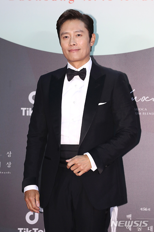 [서울=뉴시스] 고승민 기자 = 이병헌이 5일 경기 일산 킨텍스에서 열린 '제56회 백상예술대상(2020)' 레드카펫 포토월 행사에서 포즈를 취하고 있다. (사진=백상예술대상 사무국 제공) 2020.06.05.photo@newsis.com