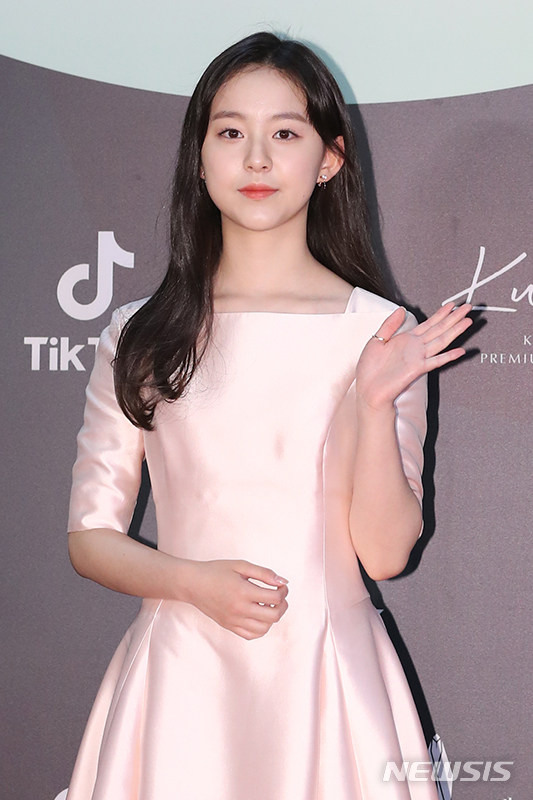 [서울=뉴시스] 고승민 기자 = 배우 박지후가 5일 경기 일산 킨텍스에서 열린 '제56회 백상예술대상(2020)' 레드카펫 포토월 행사에서 포즈를 취하고 있다. (사진=백상예술대상 사무국 제공) 2020.06.05.photo@newsis.com