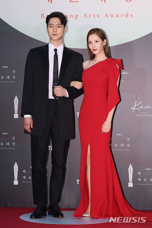 [서울=뉴시스] 고승민 기자 = 배우 고경표와 서현이 5일 경기 일산 킨텍스에서 열린 '제56회 백상예술대상(2020)' 레드카펫 포토월 행사에서 포즈를 취하고 있다. (사진=백상예술대상 사무국 제공) 2020.06.05.photo@newsis.com