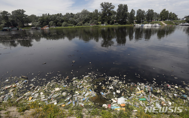 [베오그라드=AP/뉴시스]세계 환경의 날인 5일(현지시간) 세르비아 수도 베오그라드의 사바강에 플라스틱병과 쓰레기가 뒤덮여 있다. 2020.06.05.