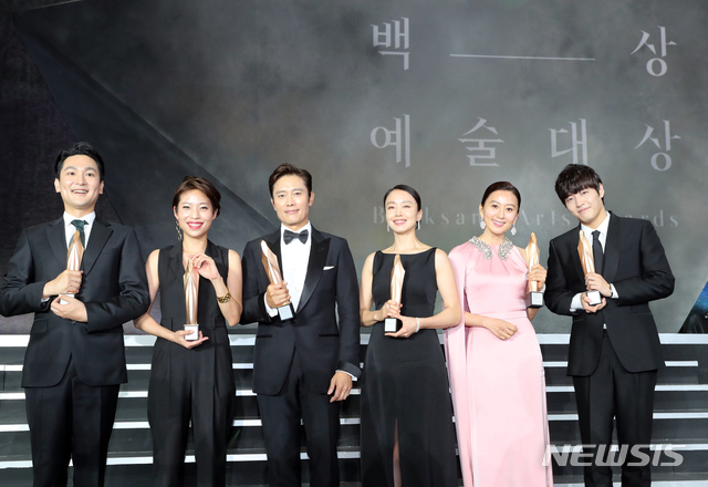 [서울=뉴시스] 고승민 기자 = 백상 영광의 수상자들이 5일 오후 경기도 고양시 대화동 킨텍스에서 열린 ’제56회 백상예술대상' 시상식을 마친 후 기념촬영을 하고 있다. 왼쪽부터 백석광, 김정, 이병헌, 전도연, 김희애, 강하늘 .(사진=백상예술대상 사무국 제공) 2020.06.05. photo@newsis.com