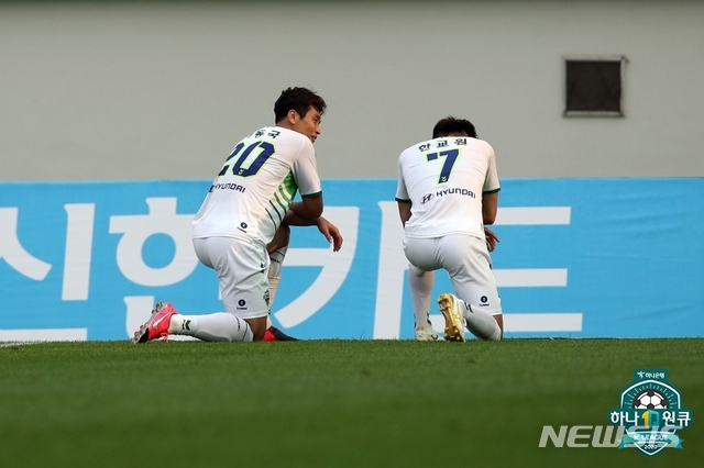 [서울=뉴시스]전북 이동국, 인종차별 반대 세리머니 (사진 = 프로축구연맹 제공) 