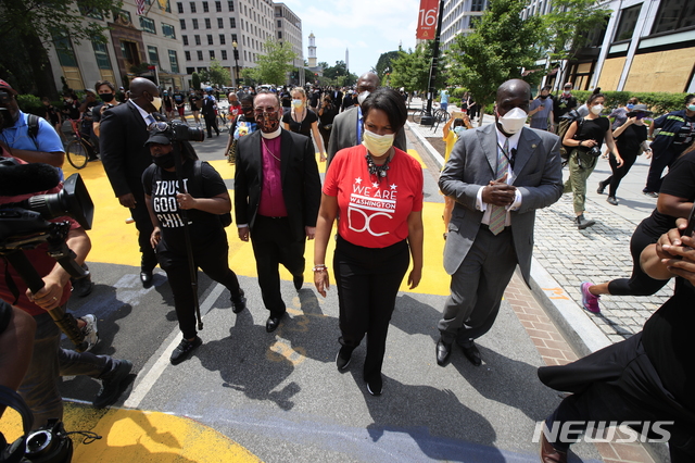 [워싱턴DC=AP/뉴시스] 뮤리얼 바우저 미국 수도 워싱턴DC 시장(앞줄 가운데)이 5일(현지시간) 조지 플로이드의 죽음과 인종차별에 항의하는 시위에 참여하고 있다. 2020.06.07