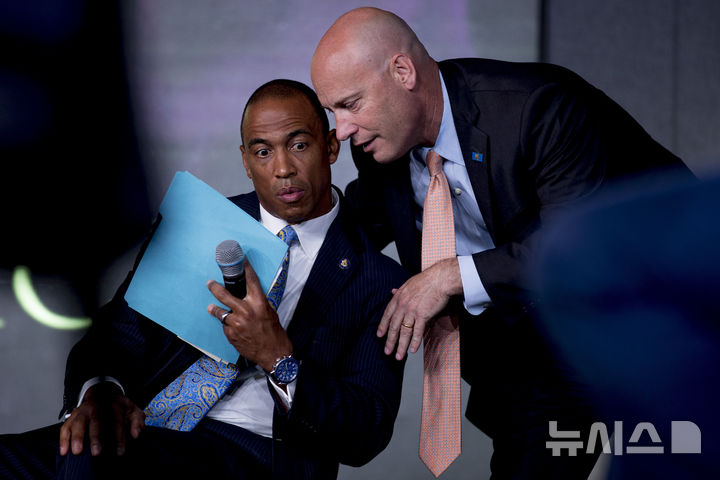 [벨츠빌=AP/뉴시스] 도널드 트럼프 미국 대통령 당선인이 차기 주택도시개발부 장관 후보로 지명한 스콧 터너 전 백악관 기회 및 활성화 위원회 위원장(왼쪽). 2024.11.23.